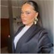 Insegnante creativa pronta a rendere l’apprendimento un gioco. Trasforma lo studio in un’avventura: lezioni per piccoli curiosi!