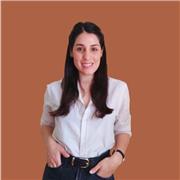 Arquitecta especializada en interiorismo con más de 4 años de experiencia. Además, profesora online de diseño de interiores y más.
