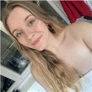 Profesora de inglés imparte clases en niños de 3 a 16 años