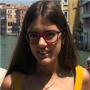 Estudiante de medicina imparte clases de biología a niños de todas las edades