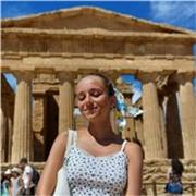 Studentessa ultimo anno liceo artistico impartisce lezioni di Disegno e Storia dell'Arte ad alunni delle medie e delle superiori