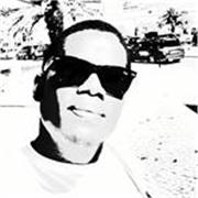 Passionné par le design graphique, je mets ma créativité au service de la mise en page, de la typographie et de l’image