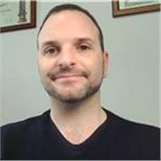 Docente di biologia impartisce lezioni a studenti delle medie e delle superiori