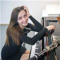 Profesora de piano con experiencia más de 10 años y estudios superiores. Pianista acompañante