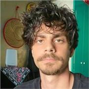 Aprenda Inglês com sotaque nativo americano. Formado em Comunicação. Atuando como professor de línguas
