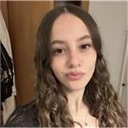 Amable y comprensiva con paciencia, a niños pequeños.