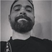 Studente di chitarra classica impartisce lezioni di strumento