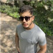 Tous les gens qui sont intéressés par l'amélioration de leur anglais