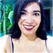 Profesora imparte clases de español a adultos