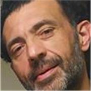 Docente di Arte impartisce lezioni di disegno e pittura