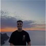 Soy un chico que estudia ingeniería de telecomunicaciones y soy muy bueno explicando cosas a los demás