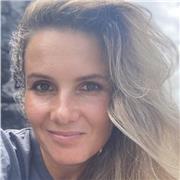 Profesora especializada en mejorar habilidades comunicativas, con amplia experiencia en línea