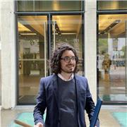 Musicista, master in musicologia, laureato in violoncello e diplomato al Teatro Colon, offre lezioni di violoncello a Bolzano e dintorni