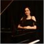 Licenciada en Interpretation musical, opción Piano, en Facultad de Artes (Udelar) brinda clases de piano y teoría musical