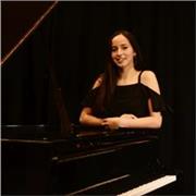 Licenciada en Interpretation musical, opción Piano, en Facultad de Artes (Udelar) brinda clases de piano y teoría musical