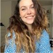 Student Coach mit psychologischem Hintergrund begleitet Lernende online auf dem Weg zu mehr Motivation, Selbstvertrauen und besser