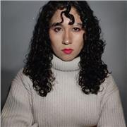 Bailarina de danza urbana enseña clases de baile a personas de edades desde los 12 años en adelante