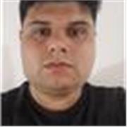 Profesor de Química imparte clases a estudiantes de nivel secundario o superior