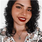 Profesora que imparte clases a niños de todas las edades