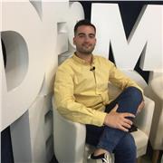 Dinámico, práctico, busco generar interés en la materia.