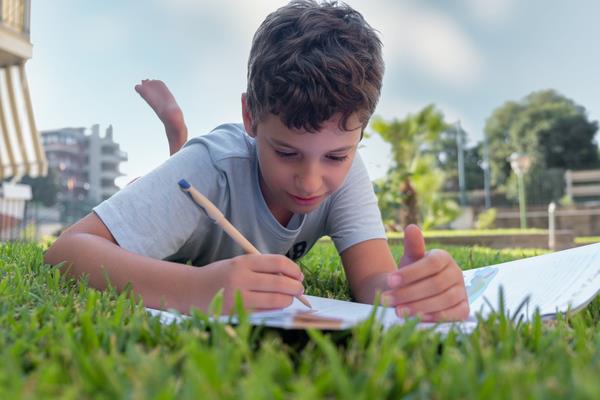 Il nuovo passatempo dell'estate? Il quaderno dei compiti delle vacanze per  adulti 