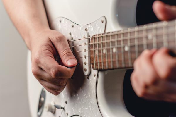 Modi per imparare a suonare la chitarra elettrica e come trovare ...