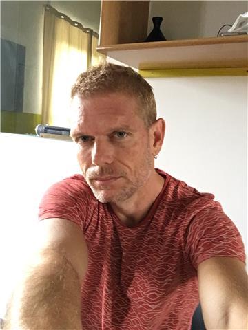 Diplomado en ciencias empresariales y licenciado en biología