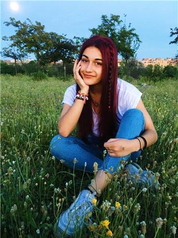 Soy una chica de 20 años a la que le encanta trabajar con niños y gente joven! Me gusta mucho el inglés desde pequeña y siempre se me dio genial. 
Tengo experiencia dando clases a domicilio privadas☺️