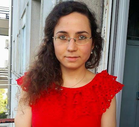 Studentessa di filosofia impartisce lezioni online di filosofia per studenti di scuole medie, superiori, università