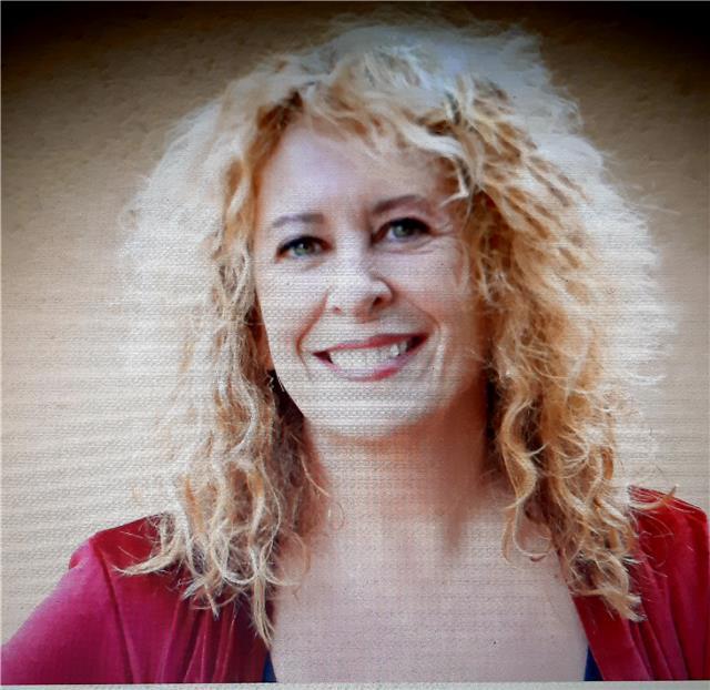 Lic. ciencias químicas, máster en comunicación y máster en marketing