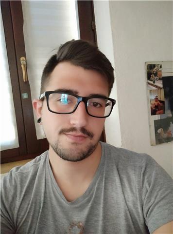 Ragazzo volenteroso madrelingua inglese offre ripetizioni private a ragazzi delle superiori sia ripetizioni scritte e parlato con ottimi risultati nella pronuncia..e nello scritto