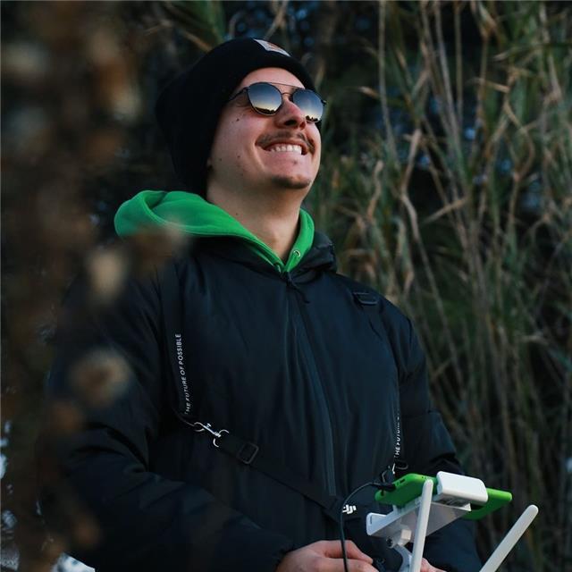 Soy formador y instructor de tecnología dron con mas de 600 horas certificadas. puedo realizar clases relacionadas con el sector de la robótica i programación básica así como todo lo relacionado con artes visuales y audiovisuales