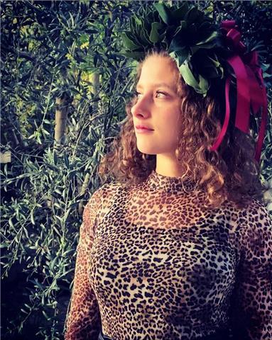 Sono la cofondatrice (assieme a mio marito) di una scuola di lingue online, sono madrelingua italiana e mio marito madrelingua spagnola. Lavoriamo con persone specializzate in lingue e offriamo corsi di lingua inglese, spagnola, italiana, francese, tedesc