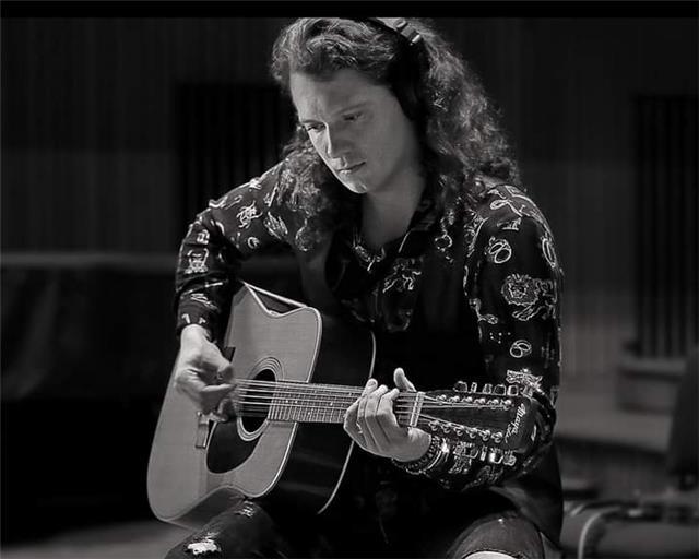 Guitar lessons! chitarrista e compositore professionista, laureato in scozia, offre lezioni di chitarra in lingua inglese