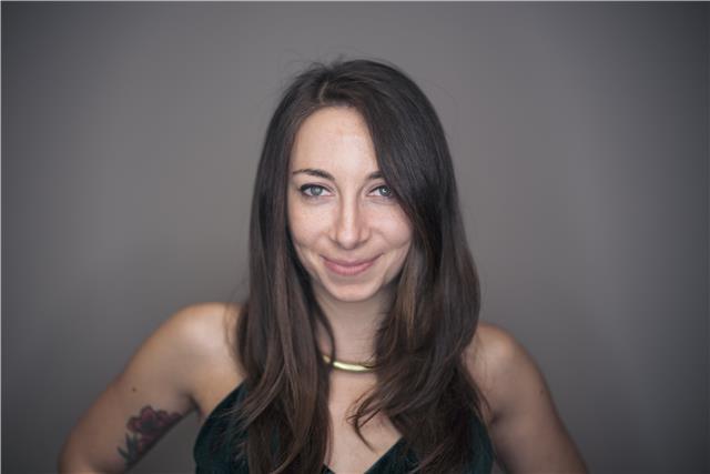 Laureata in lingue con pregresse esperienze all'estero, impartisce ripetizioni di lingua inglese per ragazzi/e e supporto scolastico