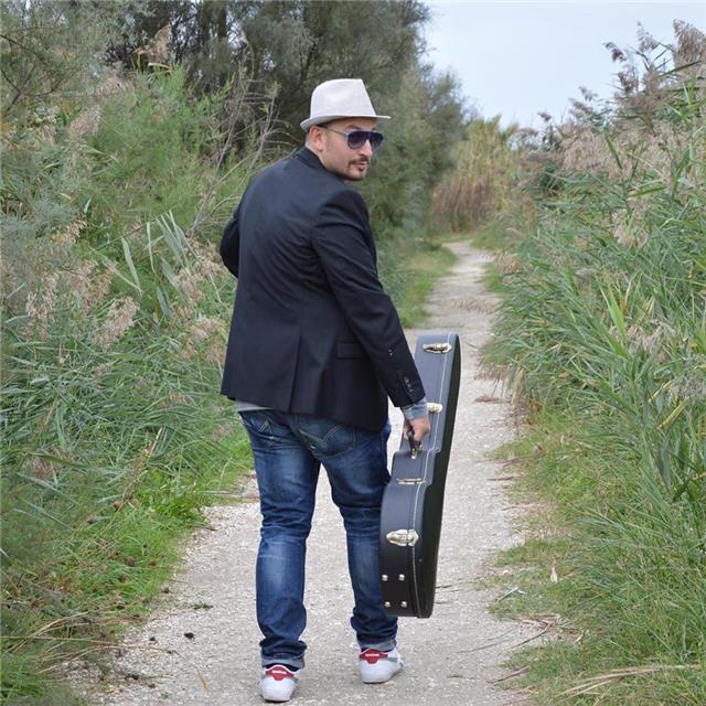 insegnate di chitarra e liutaio specializzato