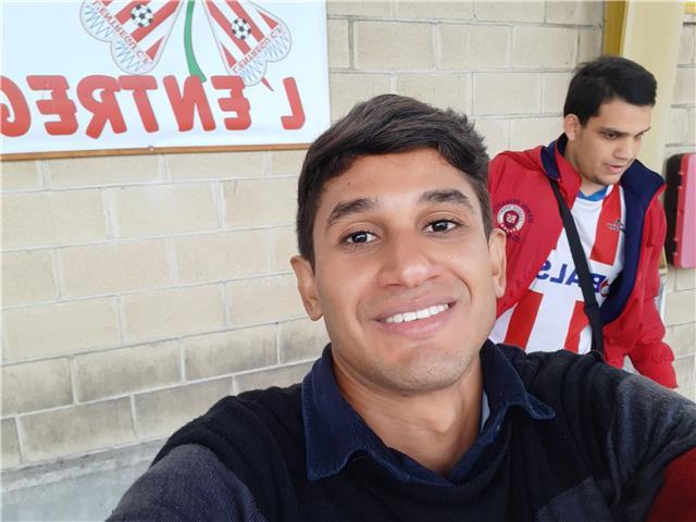 Profesor con nivel de inglés avanzado ofrece clases particulares en un ambiente dinámico y fresco