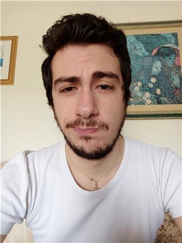 Sono un ex studente liceale appassionato da sempre della lingua inglese, attualmente frequentante di un corso di potenziamento della lingua (C2)