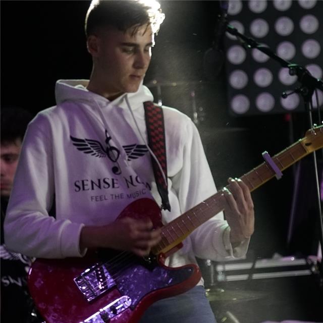 Joven profesor de guitarra con ganas de enseñar y adentrar a principiantes al mundo de la musica