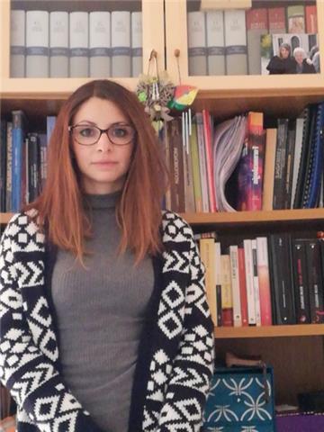 Laureata in chimica e tecnologia farmaceutiche rilascia lezioni di chimica per le scuole superiori e per l'università