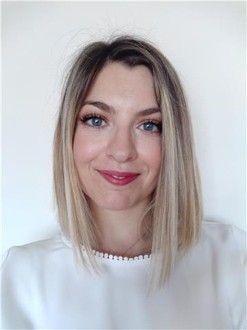 mi chiamo Alessandra Forletta, ho 26 anni e sono laureata in Lingue, cinese e inglese. Ho vissuto per un periodo di 6 mesi in Cina e ho fatto un’esperienza di un mese in Inghilterra, entrambe presso una famiglia del posto. Ho conseguito in Cina HSK5 (equi