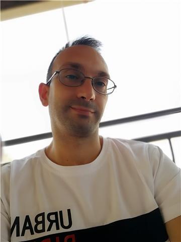 Sono laureato in psicologia, ho aggiunto al mio percorso di studi conoscenze in vari settori tra quali management del turismo, mindfulness, marketing, discipline olistiche