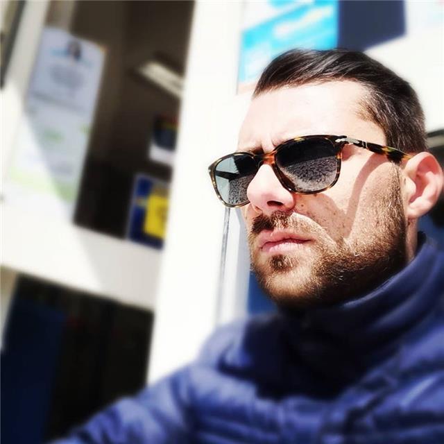 Laureato in legge ed appassionato di storia impartisce legioni nel campo giuridico storico letterario