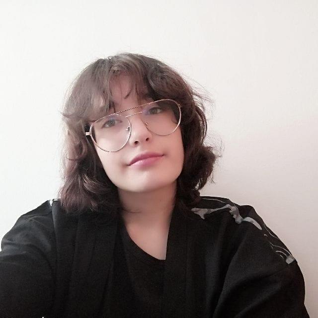 Soy una alumna universitaria que ofrece clases de francés básico para alumnos de primaria, ESO y Bachillerato. Además de francés básico, podría enseñar inglés del mismo nivel para los apartados educativos mencionados anteriormente. 
Como tercer idioma, pu