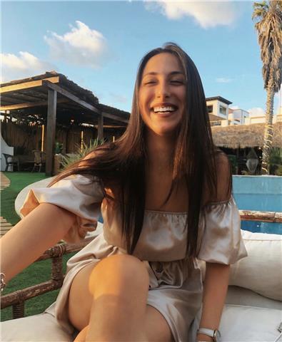Studentessa universitaria impartisce ripetizioni per ragazzi delle scuole elementari e medie