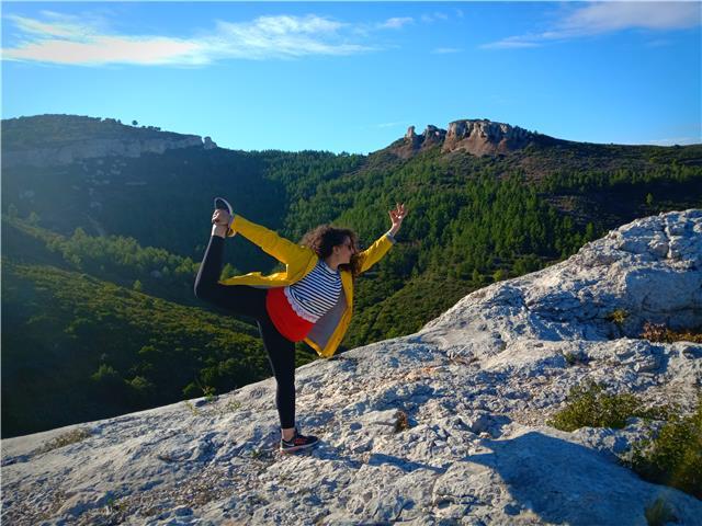 Je suis professeur de yoga et diplômée au brevet d état d éducateur sportif. En yoga, je suis certifiée yoga alliance. J ai été formée par Gérard Arnaud à Paris et à Lausanne. Durant mon année de formation de yoga, j ai suivi une formation à l université