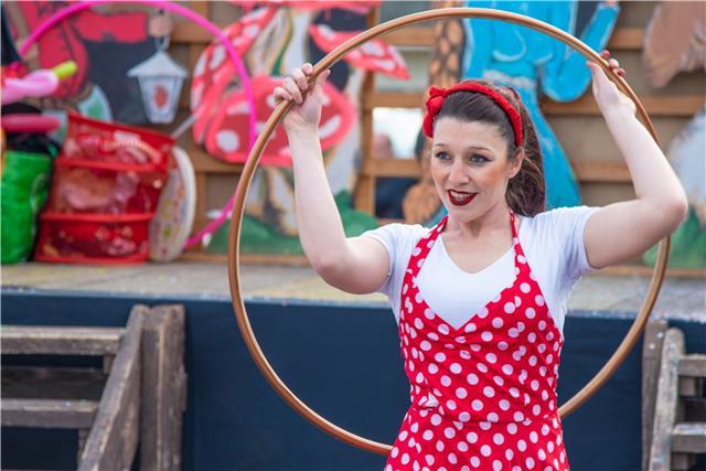 Lezioni di HULA HOOP multi livello. In forma divertendoti! Istruttrice certificata HulaHoopItalia per Hoop Dance e Hoop FIt