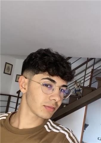 Soy un chico joven de 18 años, me apasionan los niños, me encanta enseñarles y se me da muy bien. doy clases a alumnos de primaria