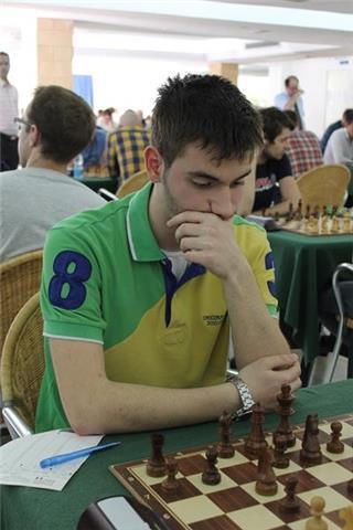 Giocatore agonista nonchè Candidato Maestro propone lezioni di scacchi tese al miglioramento in ogni aspetto del gioco sia teorico