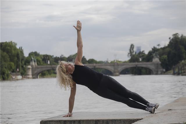 Insegnate certificata Coni di Hatha Yoga offre lezioni private online di Yoga e meditazione